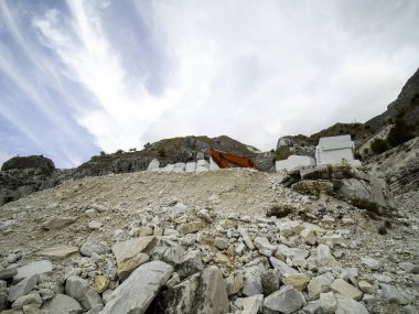 Sahip mermer ocağının manzarası çok güzel.