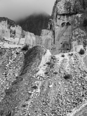 Sahip mermer ocağının manzarası çok güzel.