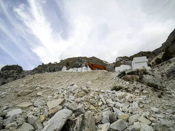 Sahip mermer ocağının manzarası çok güzel.