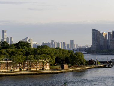 Manhattan gün batımında ufuk çizgisi. New York şehri. New York 'un gökdelen binası. Kentsel mimari. Manhattan ve Hudson River şehir merkezinde. Metropolitan şehir manzarası. New York şehir merkezinde güneşli