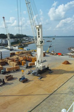 Batı Afrika 'daki Libreville Limanı' nda büyük bir konteyner gemisi.