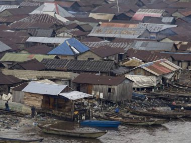 Lagos 'un en büyük gecekondu mahallesi, Makoko. Makoko 'da 100.000' den fazla insan yaşıyor ve bu fotoğraf Lagos, Nijerya 'da çekildi. 23 Ağustos 2022