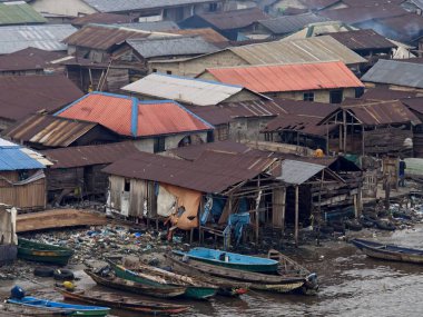 Lagos 'un en büyük gecekondu mahallesi, Makoko. Makoko 'da 100.000' den fazla insan yaşıyor ve bu fotoğraf Lagos, Nijerya 'da çekildi. 23 Ağustos 2022