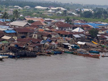 Lagos 'un en büyük gecekondu mahallesi, Makoko. Makoko 'da 100.000' den fazla insan yaşıyor ve bu fotoğraf Lagos, Nijerya 'da çekildi. 23 Ağustos 2022