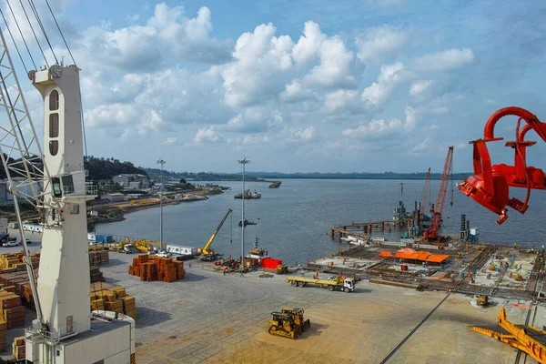 加顿西非地区利布维尔港的大型集装箱船 免版税图库图片