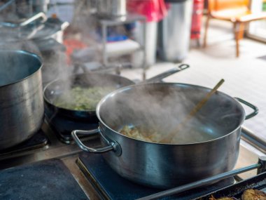 Otel restoranında profesyonel mutfak. 