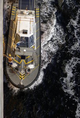 Guanabara Körfezi 'nde pilot bot. Pilot botlar, mürettebatın hızlı ve güvenli bir şekilde teslim edilmesi ya da tehlikeli yerlere uçurulması için tasarlanmıştır. Guanabara bir körfezdir (genellikle körfez denir.)