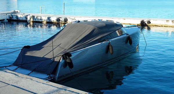 İtalya 'da bir limanda lüks bir yat