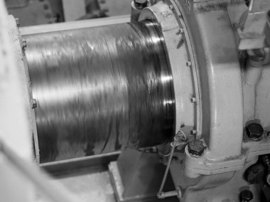 Bir konteynır gemisindeki büyük bir makine dairesinde.