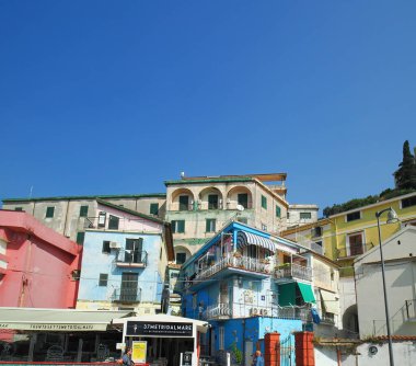 VIETRI SUL MARE, ITALY - 29 Eylül 2023 Renkli evin dar caddesinde, geleneksel Vietnam konsolosu Mare, Amalfi Sahili, İtalya 'nın geleneksel seramik dekorasyonuyla