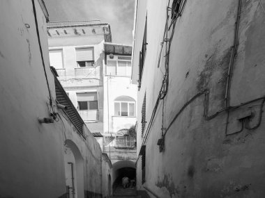 VIETRI SUL MARE, ITALY - 29 Eylül 2023 Renkli evin dar caddesinde, geleneksel Vietnam konsolosu Mare, Amalfi Sahili, İtalya 'nın geleneksel seramik dekorasyonuyla