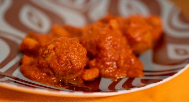 Ev yapımı pirzolaları tabaktaki kıyma ile kaplayın. Kahverengi zemin üzerinde boş alan olsun. Üst manzara, düz uzanma