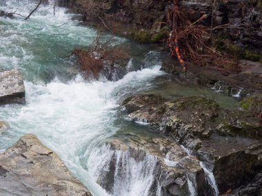 Nehir ve şelale. Francigena turist güzergahında.