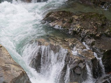 Nehir ve şelale. Francigena turist güzergahında.