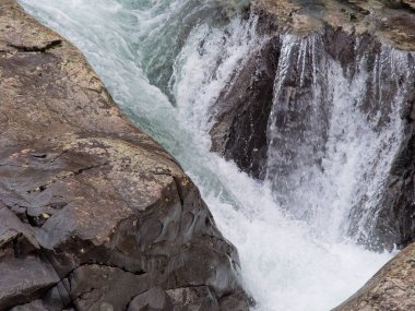 Nehir ve şelale. Francigena turist güzergahında.