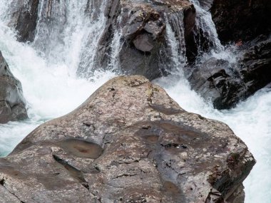 Nehir ve şelale. Francigena turist güzergahında.