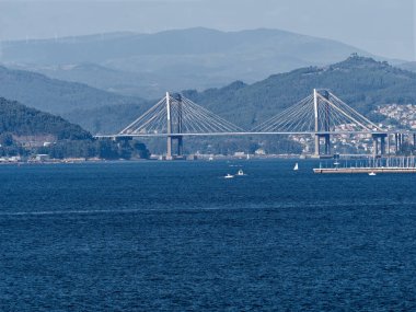 Galiçya, İspanya 'daki Rande Köprüsü' ndeki Ria de Vigo manzarası.