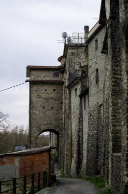 Virgoletta. Lunigiana 'da Aulla yakınlarında küçük bir ortaçağ köyü.