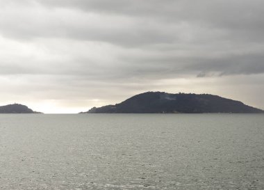 La Spezia Körfezi 'ndeki Montemarcello Doğal Parkı' ndan panoramik manzara, arka planda Tino ve Palmaria adaları olarak da bilinir.