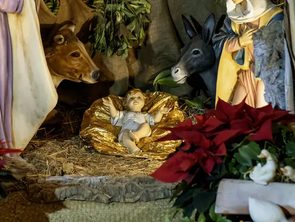 Kutsal ailenin el yapımı ahşap bir ahırda, İtalyan geleneksel Presepio veya Presepe 'de doğum sahnesi.