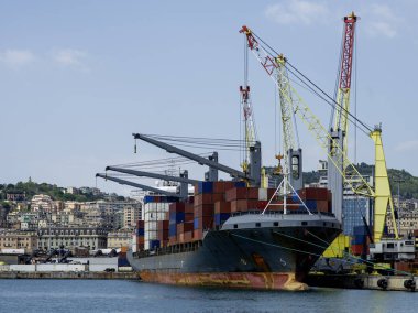 Genova Limanı 'ndaki konteyner gemisi 