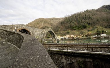 Borgo 'daki Ponte della Maddalena ya da Ponte del Diavolo Mozzano Lucca manzarası. Toskana İtalya