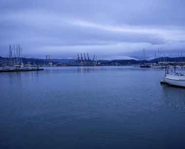 La Spezia Körfezi 'nin kışın çok güzel manzarası.