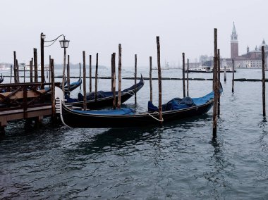 San Marco Venedik San Giorgio di Maggiore Kilisesi ile kare tarafından demirlemiş gondol