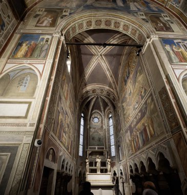 PADUA, İtalya - 17 HAZİRAN 2024: 14. yüzyıl freskleriyle Scrovegni Şapeli İçinde Giotto.