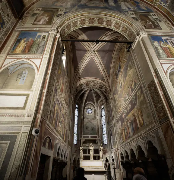 PADUA, İtalya - 17 HAZİRAN 2024: 14. yüzyıl freskleriyle Scrovegni Şapeli İçinde Giotto.