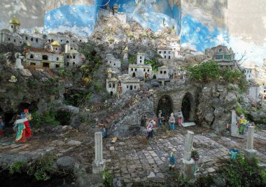 Kutsal ailenin el yapımı ahşap bir ahırda, İtalyan geleneksel Presepio veya Presepe 'de doğum sahnesi.