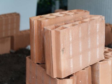  tuğla inşaat sitesinde