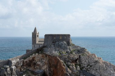 San Pietro Ortaçağ Kilisesi 'ne (St. Peter, 1198) yakın plan, Portovenere veya Porto Venere köyü, UNESCO dünya mirası alanı. La Spezia Körfezi, Liguria, İtalya, Güney Avrupa.