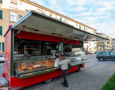 Geleneksel İtalyan mutfağı yolda. Sokaklarda küçük kamyonların servis ettiği yiyecekler..