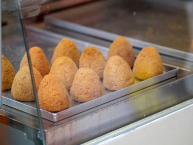 Arancini (bol etli kızarmış pirinç topları) İtalya 'daki markette tipik Sicilya sokak yemekleri