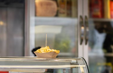 Açık havada plastik kutuda patates kızartması.