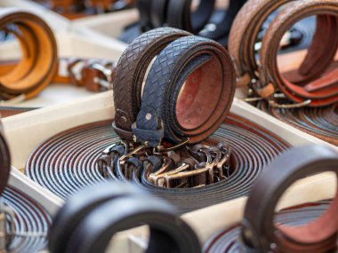 Renkli el yapımı deri kemerlerin görüntüsü