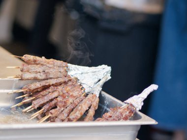 Tipik bir orta İtalya yemeği: kuzu 