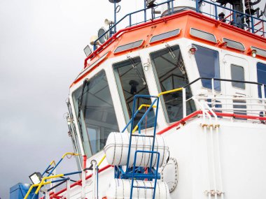 Rıhtımdaki platform tedarik gemisi