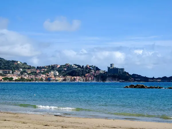 Güzel köy San Terenzo, Liguria, İtalya 'da sahil şeridi..