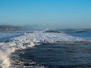 Sahibin sahilinde dalgalar çarpıyor.
