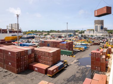 Dakar Endüstriyel Limanı, Atlantik Okyanusu, Senegal, Batı Afrika. 25 Ağustos 2024. Gemiler, tekneler, vinçler, görünen binalar. Ön planda su ve arka planda açık mavi gökyüzü