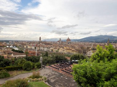 Michelangelo Meydanı 'ndaki Floransa, İtalya' nın panoramik manzarası. Floransa 'nın kalbinin görüntüsü, Belvedere' den Santa Croce 'a, köprüler ve köprüler boyunca uzanır..