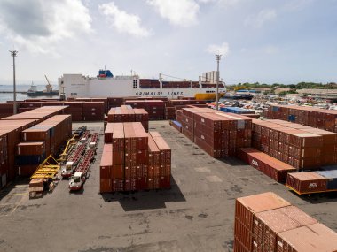 Dakar Endüstriyel Limanı, Atlantik Okyanusu, Senegal, Batı Afrika. 25 Ağustos 2024. Gemiler, tekneler, vinçler, görünen binalar. Ön planda su ve arka planda açık mavi gökyüzü