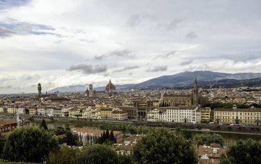 Michelangelo Meydanı 'ndaki Floransa, İtalya' nın panoramik manzarası. Floransa 'nın kalbinin görüntüsü, Belvedere' den Santa Croce 'a, köprüler ve köprüler boyunca uzanır..