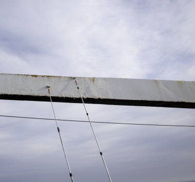 Pas sökücüyle bir geminin patlayıcısındaki pası temizliyorum. 