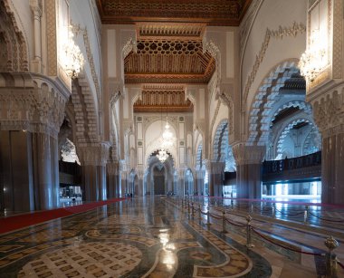 Kazablanka, Fas - 26 Haziran 2024: Afrika 'daki en büyük cami olan Hasan II Camii' nin içi