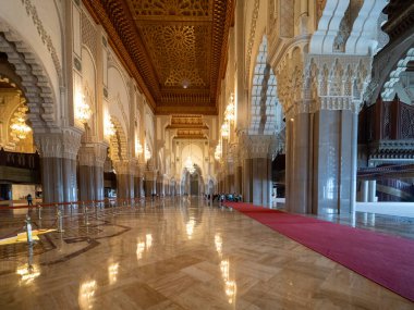Kazablanka, Fas - 26 Haziran 2024: Afrika 'daki en büyük cami olan Hasan II Camii' nin içi