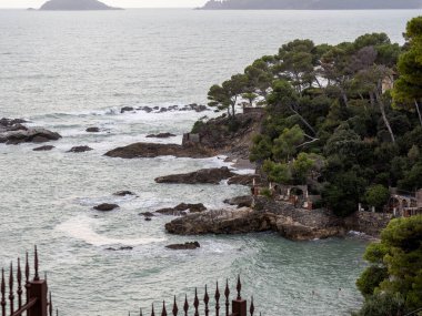 Fiascherino plajı, Lerici belediyesi, Liguria, İtalya, Avrupa 'da La Spezia Körfezi. Ufukta ünlü Portovenere kasabası veya Porto Venere