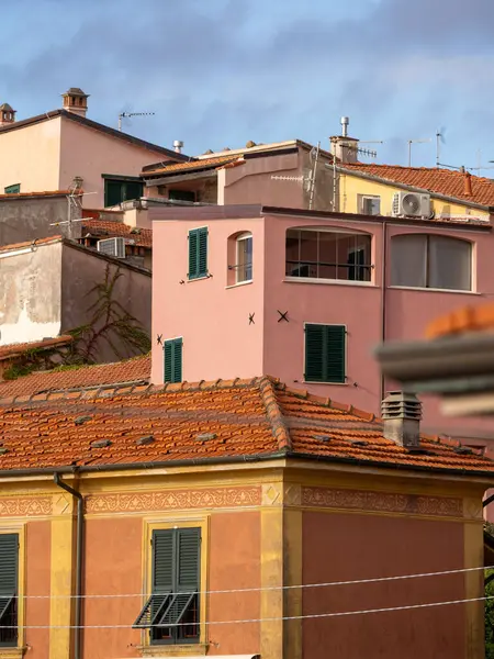 Ameglia belediyesinin Montemarcello köyü.